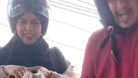 Terlihat mereka borong lontong dan gorengan. Dilla dan Pak Muh pun senang misi pencarian takjilnya berhasil. Foto: TikTok dillajaidi