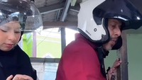 Pak Muh asyik memilih lontong dan gorengannya. Ia juga melarang Dilla bayar semua takjil yang dibeli. Foto: TikTok dillajaidi