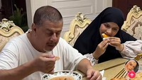 Saat buka puasa, Pak Muh pilih duduk di sebelah Dilla. Terlihat ia menyantap hidangan berkuah, sedangkan Dilla asyik ngemil risoles. Foto: TikTok dillajaidi