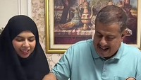 Tambahan kecap dan saus bikin hidangan sosis praktis ini semakin enak. Pak Muh dan Dilla berkolaborasi dalam resep ini. Foto: TikTok dillajaidi