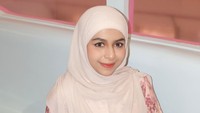 Dilla Jaidi juga menjadi konten kreator seperti kakaknya, Fadil Jaidi. Fokus terhadap konten seputar beauty, kini Dilla punya 2,1 juta followers Instagram dan 1,9 juta followers TikTok. Foto: Instagram dillajaidi