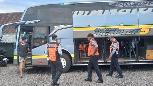 Dishub Bali melakukan ramp check atau pemeriksaan kelayakan kendaraan di dua pool bus Denpasar pada Senin (17/3/2025). (IST)