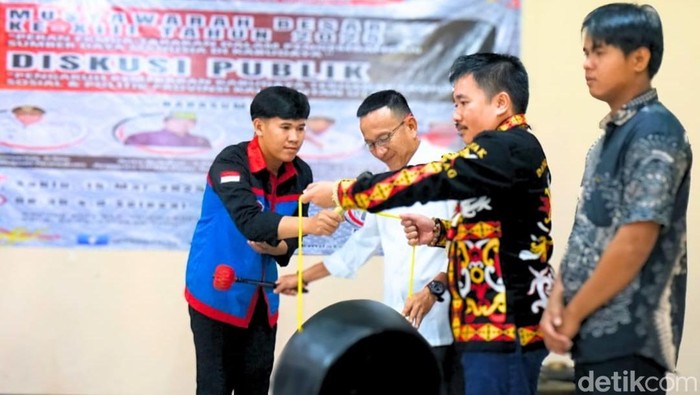 Diskusi publik mengenai usulan pembentukan Daerah Otonom Baru (DOB) Kabupaten Bumi Dayak Perbatasan (Kabudaya)