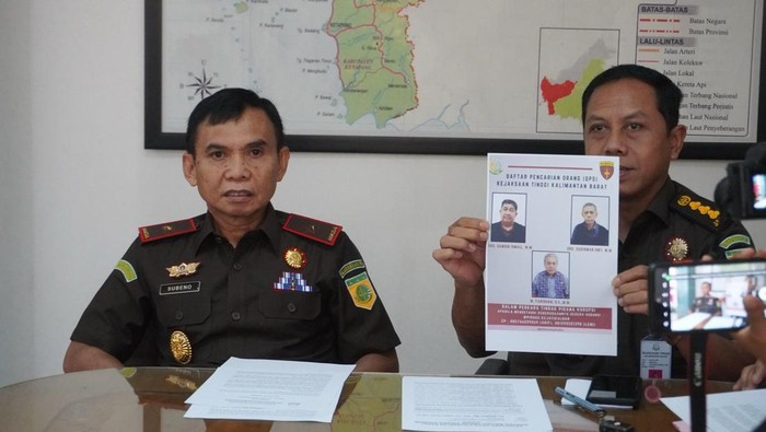 Plt Kepala Kejaksaan Tinggi Kalbar Subeno bersama Aspidsus Kejati Kalbar Siju menunjukkan foto 3 DPO kasus korupsi pengadaan tanah BPD.