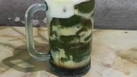 Isian es cincau hijau yang melimpah menjadi andalan warga di sekitar Jalan Raya Pengasinan, Jatimulya, Bekasi. Kedai cincau bernama Es Cincau Putra Parhayangan ini patok harga Rp 10.000an per gelasnya. Foto: Google Review