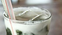 Gula merah yang legit melengkapi cincau yang melimpah isiannya. Berada di Jalan Pasir Naga, Pabuaran, Bogor kedai Es Cincau Mang Ame tawarkan cincau hijau mulai Rp 5.000an. Foto: Google Review