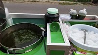 Persis di depan SD Negeri Kunciran 2 ada pedagang cincau hijau gerobakan sederhana. Bahan-bahannya alami tanpa pemanis buatan dengan harga yang dipatok mulai Rp 5.000an per bungkusnya. Foto: Google Review