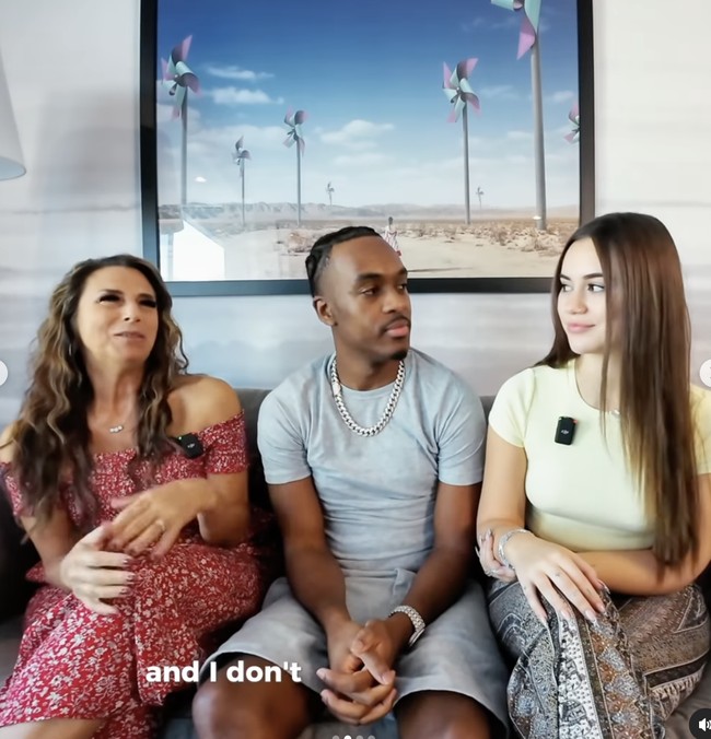 Dunia maya tengah dihebohkan oleh kisah cinta tidak biasa antara seorang ibu dan anak yang diketahui mengencani pria yang sama. Kisah ini menjadi viral setelah Nick Yardy (29), seorang YouTuber asal Amerika, secara terbuka mengumumkan bahwa ia menjalin hubungan asmara throuple (hubungan cinta tiga arah) dengan Jade (22), yang merupakan bintang dewasa OnlyFans, dan ibu Jade, Dani (44), seorang life coach. Foto: dok. Instagram @nickyardy