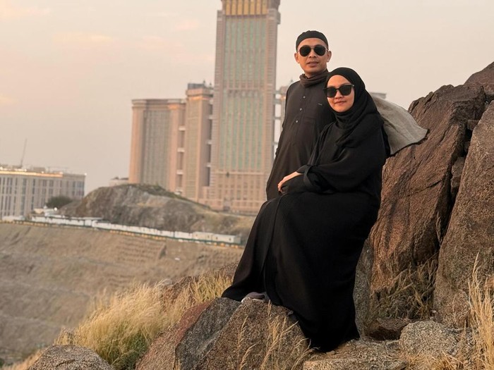 Foto Rizky Prastiwi Karwati Putri dan Andi Abdullah yang bertemu jodoh saat umrah. Kisah cinta unik keduanya langsung viral di media sosial