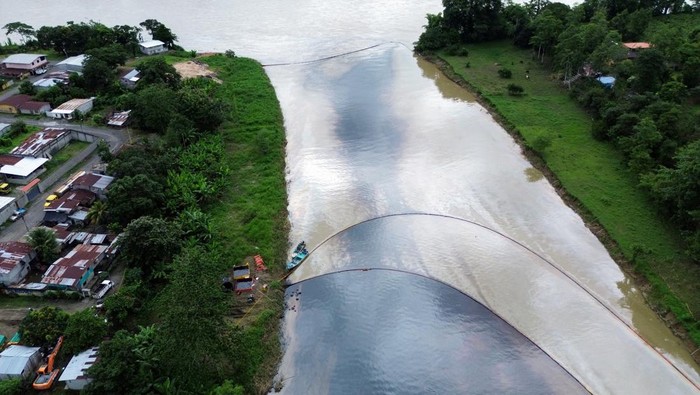 Foto Udara Sungai di Ekuador Tercemar Tumpahan Minyak A drone view shows the Viche river, polluted by an oil spill caused by a damaged pipeline of the Ecuadorian Pipeline System (SOTE), in Esmeraldas, Ecuador, March 15, 2025. REUTERS/Cristina Vega