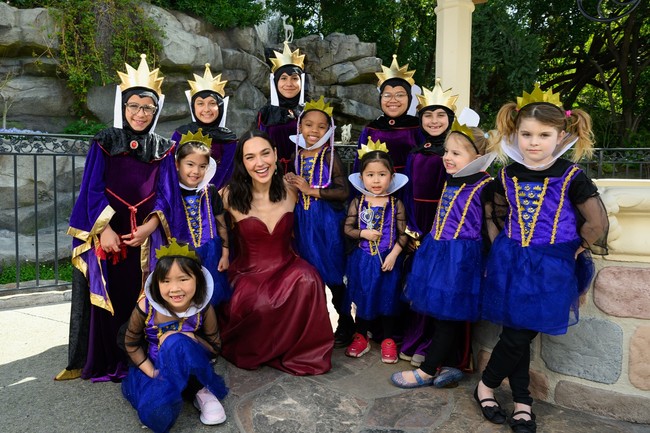 Wanita  39 tahun tersebut juga mengabadikan momen bersama para Snow White cilik yang menggemaskan.  Foto: Instagram