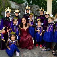 Wanita  39 tahun tersebut juga mengabadikan momen bersama para Snow White cilik yang menggemaskan.  Foto: Instagram