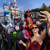 Gal Gadot yang tampil cantik dengan gaun kulit burgundy bergabung dengan para ‘villain’ lain dari dunia Disney, seperti Maleficent, Hades, Jafar, dan tentunya Ratu Jahat. Foto: Instagram