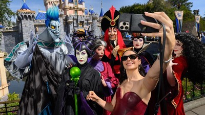Gaya Gal Gadot Promosi Snow White di Disneyland, Bertemu Sesama Villain