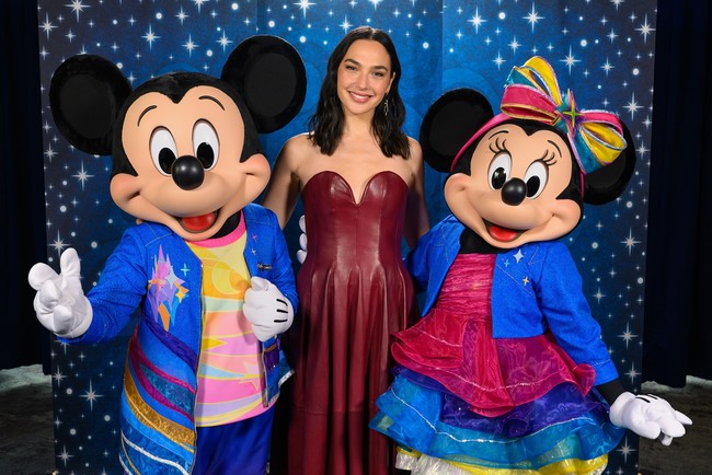 Gal Gadot baru-baru ini mengunjungi Disneyland di Anaheim, California, AS dalam rangka mempromosikan ‘Snow White’. Berperan sebagai ‘Evil Queen’ atau Ratu Jahat, wanita asal Israel itu bertemu sesama ‘villain’ di sana.Foto: Instagram