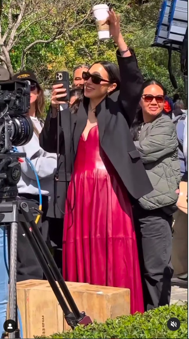 Pemain ‘Wonderwoman’ tersebut juga terlihat bahagia saat menyapa para pengunjung Disneyland. Foto: Instagram