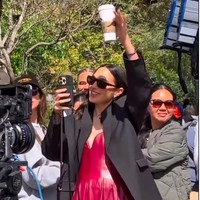 Pemain ‘Wonderwoman’ tersebut juga terlihat bahagia saat menyapa para pengunjung Disneyland. Foto: Instagram