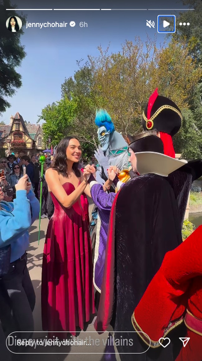 Gal Gadot terlihat menikmati waktunya ketika bertemu dengan kembarannya versi Disneyland. Berbeda dengan Ratu Jahat Disneyland, versi film yang diperankan Gal sendiri tampil dengan kostum lebih glamour. Foto: Instagram