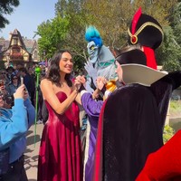 Gal Gadot terlihat menikmati waktunya ketika bertemu dengan kembarannya versi Disneyland. Berbeda dengan Ratu Jahat Disneyland, versi film yang diperankan Gal sendiri tampil dengan kostum lebih glamour. Foto: Instagram