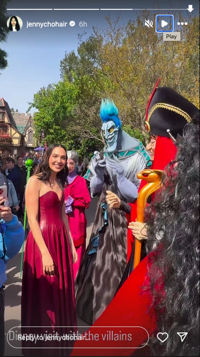 Sebelumnya Gal Gadot jadi perbincangan setelah tampil ‘akrab’ dengan Rachel Zegler dalam premier film Snow White. Namun dalam acara di Disneyland, ia datang sendiri.  Foto: Instagram
