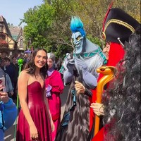 Sebelumnya Gal Gadot jadi perbincangan setelah tampil ‘akrab’ dengan Rachel Zegler dalam premier film Snow White. Namun dalam acara di Disneyland, ia datang sendiri.  Foto: Instagram