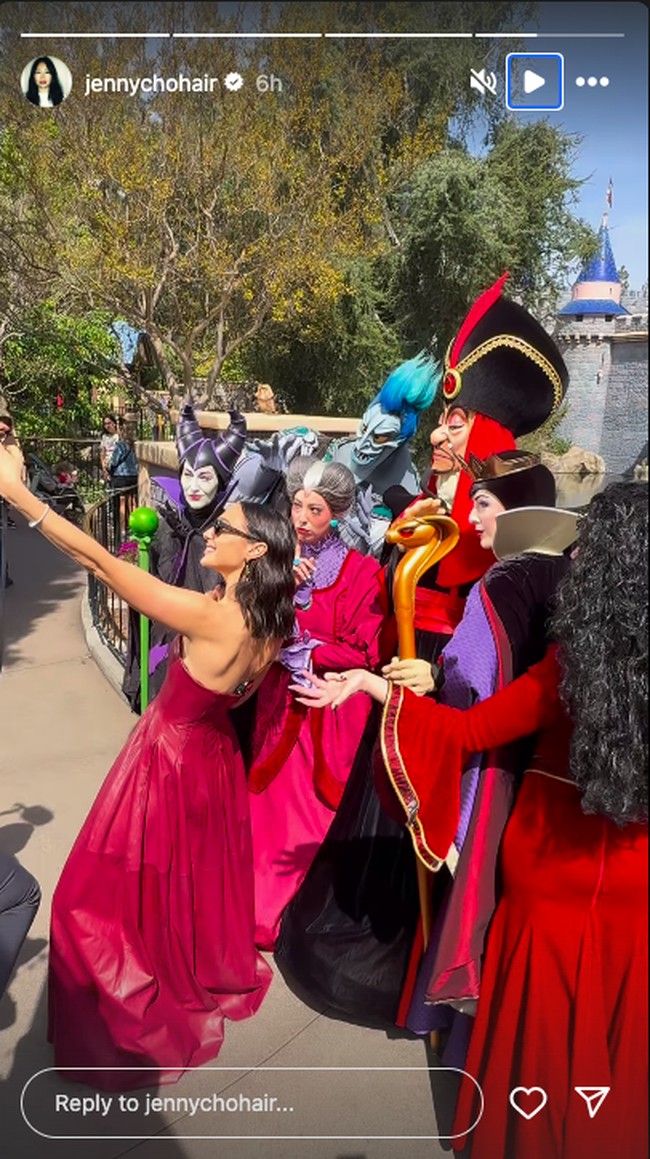 Begini momen di balik layar dari selfie para ‘villain’. Foto: Instagram