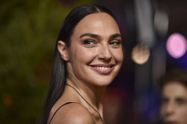 Aktris 39 tahun ini menata rambutnya dengan gaya sleek belah tengah dan melengkapi tampilannya dengan kalung statement bertabur permata serta detail tassel. Foto: Richard Shotwell/Invision/AP/Richard Shotwell