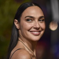 Aktris 39 tahun ini menata rambutnya dengan gaya sleek belah tengah dan melengkapi tampilannya dengan kalung statement bertabur permata serta detail tassel. Foto: Richard Shotwell/Invision/AP/Richard Shotwell