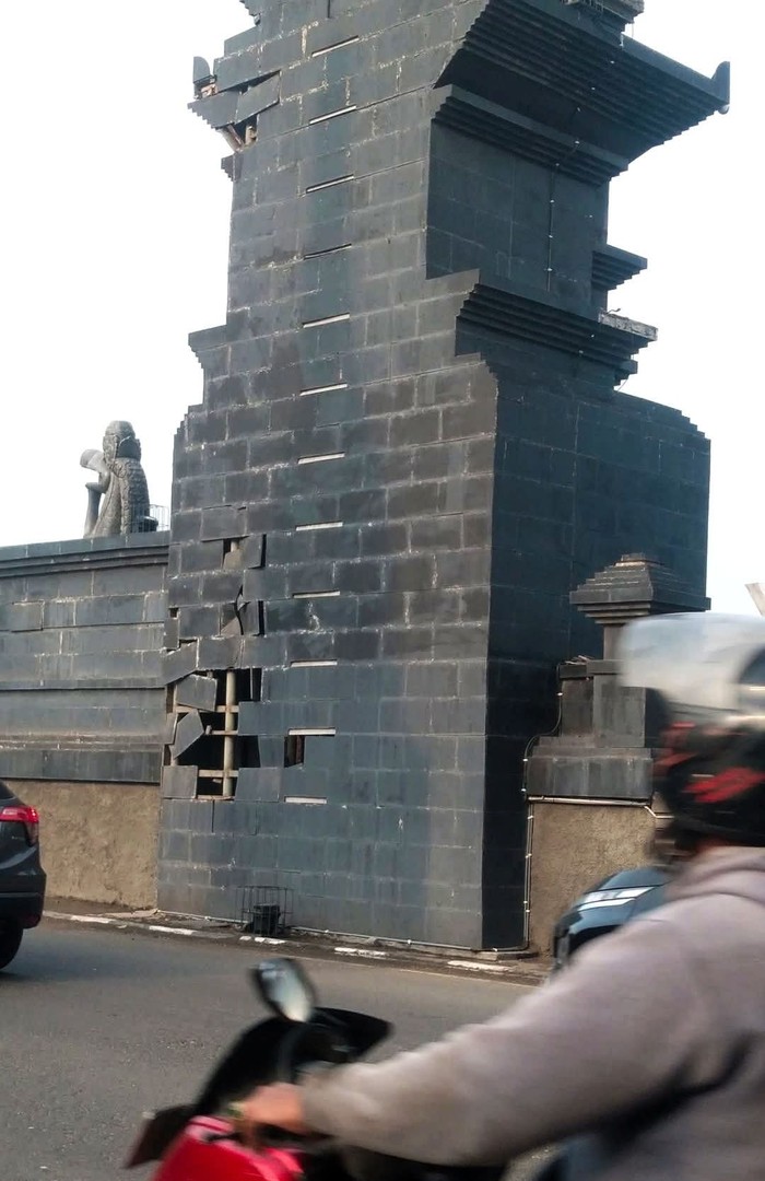 Gapura Naga Giri yang telan anggaran Rp 7 M rontok
