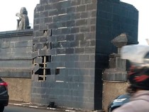 Viral Gapura Naga Giri Rp 7 Miliar di Gresik Rontok, Warga Geram