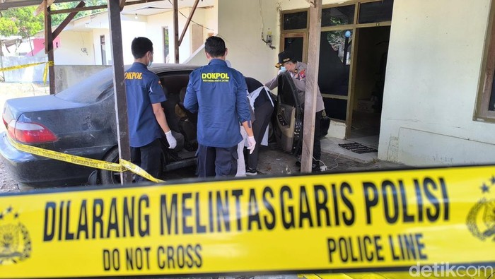 Garis polisi dipasang di mobil eks Kanit Reskrim yang berisi kerangka manusia