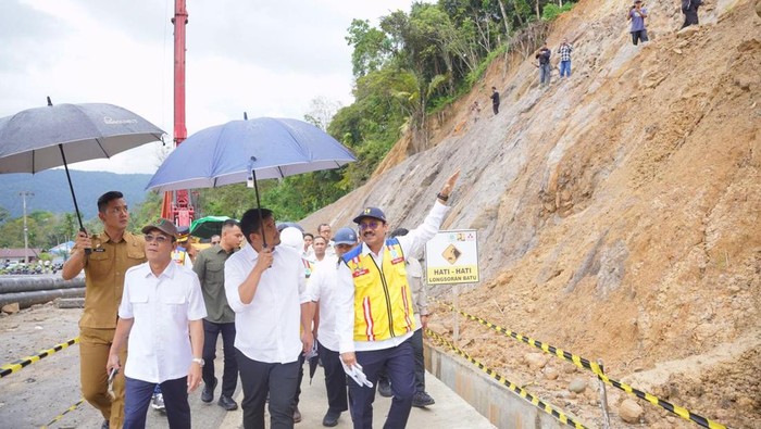 Gubsu Bobby Nasution meninjau jalan di daerah Batu Jomba, Tapsel (Dok. Diskominfo Sumut)