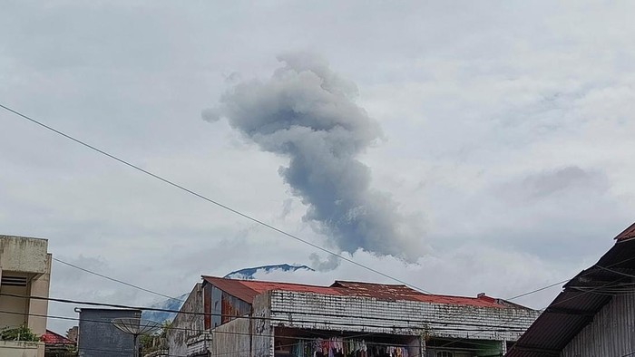 Gunung Marapi, kembali erupsi hari ini. Letusan disertai semburan abu vulkanik setinggi 600 meter dari puncak. (Dok. Istimewa)