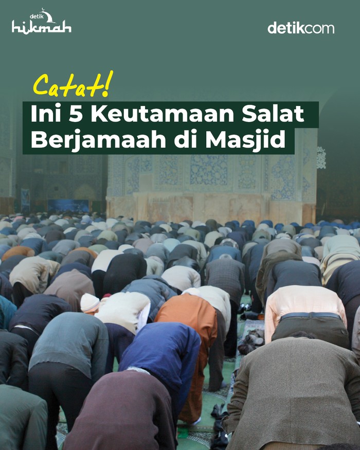 Umat muslim salat berjamaah di Masjid Al Sahlah, Kufa, Irak, Selasa (5/4/2022), Masjid tersebut dibangun pada permulaan kalender hijriyah. Masih terawat hingga saat ini.