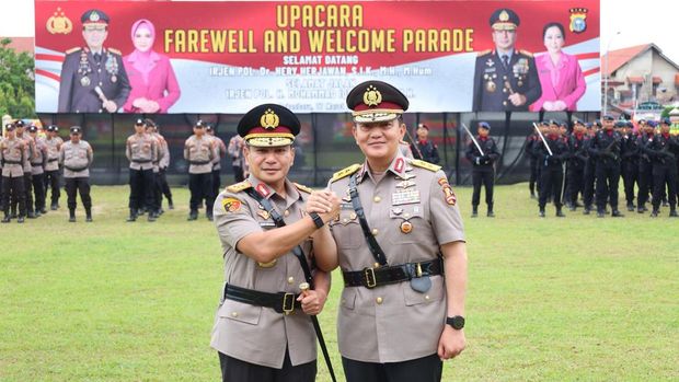 Irjen Herry Heryawan (kiri) dan Irjen Mohammad Iqbal (kanan) seusai upacara pisah sambut Kapolda Riau.