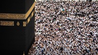 Masjidil Haram, Makkah yang menjadi lokasi berdirinya Kabah (Baitullah) ramai dikunjungi jemaah pada Ramadan 1446 H/2025 M. Umat Islam dari berbagai belahan dunia berbondong-bondong datang untuk menunaikan umrah. Foto: Kementerian Haji dan Umrah Arab Saudi