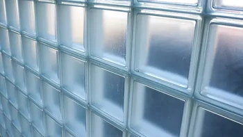 Kaca: Penemuan kaca, sekitar 3500 SM, berkontribusi besar bagi peradaban manusia. Kaca serbaguna dan awet, misalnya memungkinkan terciptanya jendela besar dan bening untuk masuknya cahaya alami ke dalam bangunan. Itu mengubah cara bangunan dirancang dan berdampak abadi pada arsitektur. Lensa kaca digunakan untuk teleskop, mikroskop, dan instrumen optik lain untuk mempelajari dunia dengan cara yang baru. Itu berdampak besar pada penemuan ilmiah dan kemajuan astronomi, kedokteran, dan fisika. Kaca adalah material indah untuk membuat desain rumit dan warna-warni. Kaca ideal untuk menyimpan dan mengangkut cairan dan zat lainnya. Kaca juga pilihan yang sangat baik untuk membuat wadah dan kemasan. Hal ini berdampak signifikan pada perdagangan. Foto: deepblue4you / Getty Images