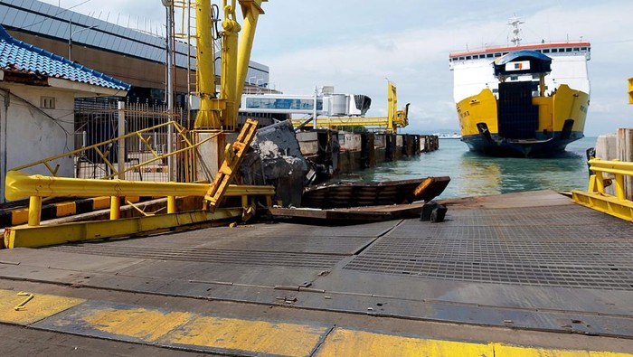 Kapal feri tabrak jembatan bergerak di dermaga eksekutif Pelabuhan Merak