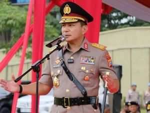 Kapolda Riau Beri Kado Spesial Bibit Pohon ke Anggota yang Ultah