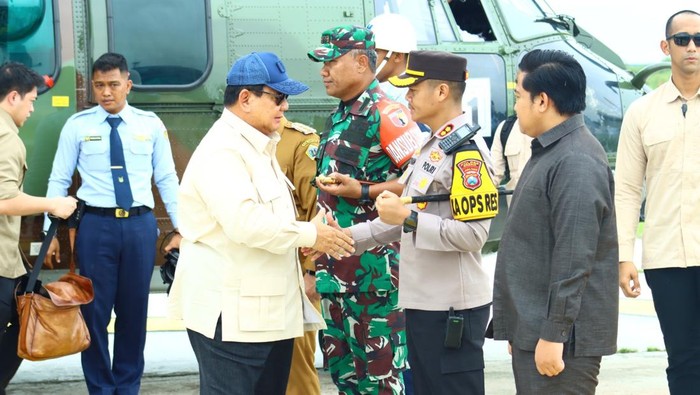 Kapolres Gresik AKBP Rovan Richard Mahenu menyambut Presiden Prabowo Subianto