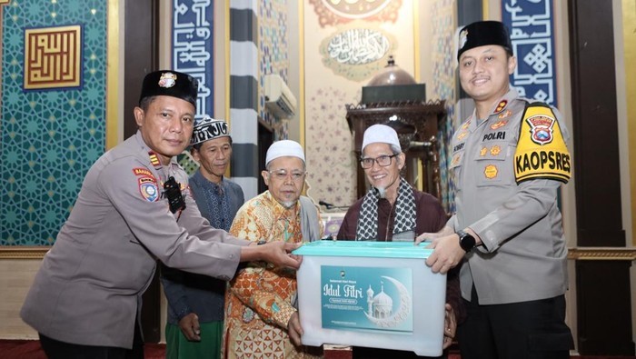 Kapolres Lamongan Salat Tarawih Keliling
