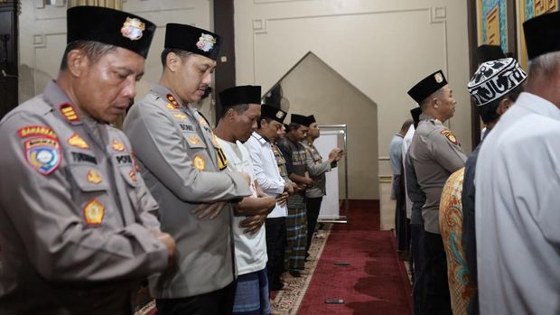 Kapolres Lamongan Salat Tarawih Keliling