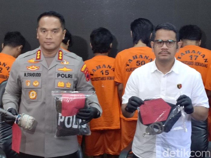 Kapolrestabes Semarang menunjukkan barang bukti penganiayaan pasien rehabilitasi di Semarang, Senin (17/3/2025).