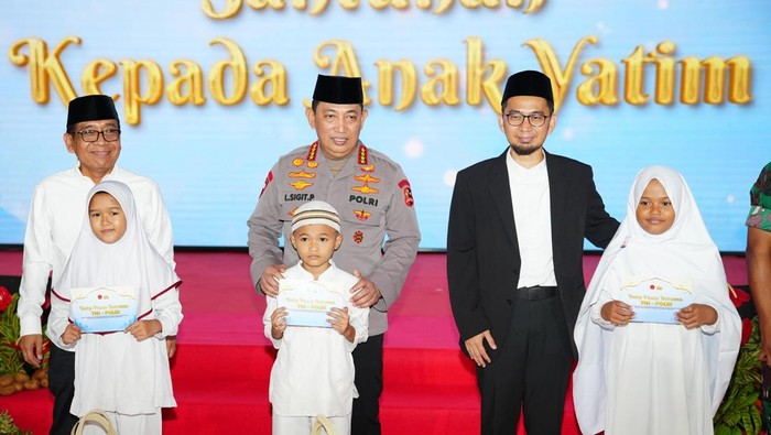 Kapolri Jenderal Listyo Sigit Prabowo gelar buka puasa bersama TNI-Polri dan lintas kementerian/lembaga di Lapangan Bhayangkara, Jakarta Selatan.