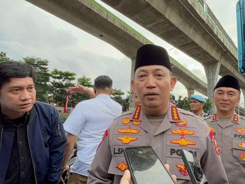 Kapolri Jenderal Listyo Sigit Prabowo menyapa pengendara sambil bagi-bagi takjil di depan kantornya, Mabes Polri, Jalan Trunojoyo, Jakarta Selatan, Senin (17/3/2025).