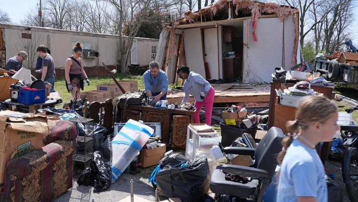 Kawasan Campervan AS Porak-poranda Diterjang Tornado Lee Oliver, who works in sales, inspects the trailers and campers that lay torn apart at the Burton Campers saleyard after storms hit the area around Calera, Alabama, U.S, March 16, 2025. REUTERS/Dane Rhys