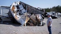 Warga memeriksa campervan yang rusak setelah tornado melanda daerah sekitar Calera, Alabama, AS, Minggu (16/3/2025).  