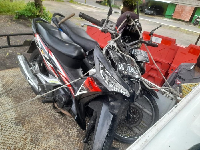 Penampakan motor yang terlibat kecelakaan di Jalan Jogja-Wonosari, Srimulyo, Bantul, Minggu (17/3/2025).