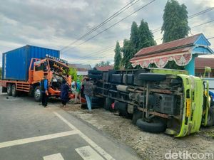 2 Truk di Polman Kecelakaan gegara Sopir Tertidur, 1 Orang Dilarikan ke RS