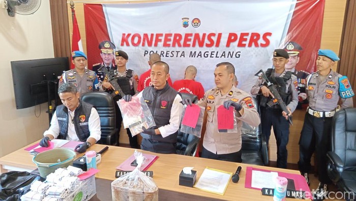 Kedua pelajar yang ditangkap Reserse Narkoba Polresta Magelang karena mengedarkan pil sapi dan tembakau sintetis saat dirilis, Senin (17/3/2025).